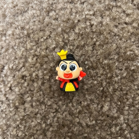 Disney Doorables: Series 6 Rare Figurine – Alice in Wonderland – Queen of Hearts - Picture 2 of 4